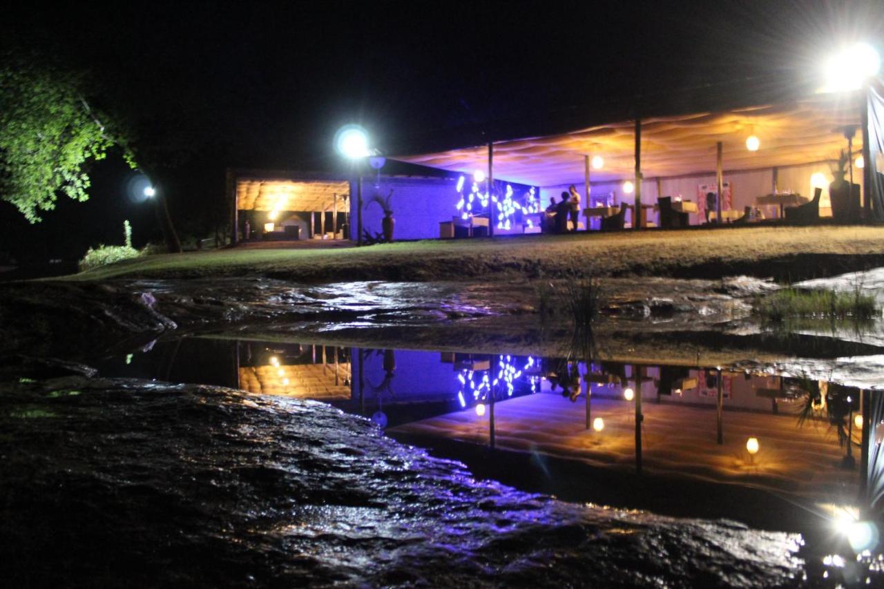 Lions Rock Rapids - Lodge Хейзивю Екстериор снимка